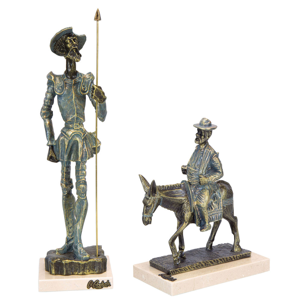 Zwei Bronzestatuen: Don Quijote steht mit einem Speer und Sancho Panza reitet auf einem Esel.