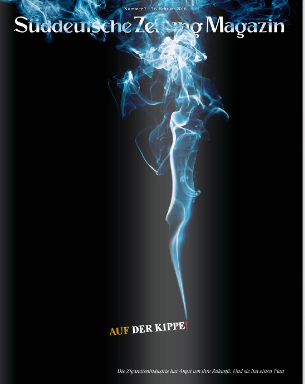 Blauer Rauch steigt vor einem schwarzen Hintergrund mit der Aufschrift AUF DER KIPPE! am unteren Rand auf.