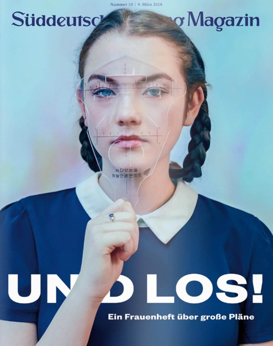Eine Frau mit geflochtenem Haar hält einen transparenten Gesichtsumriss über ihr Gesicht, auf einem Magazin-Cover mit dem Titel UND LOS!.