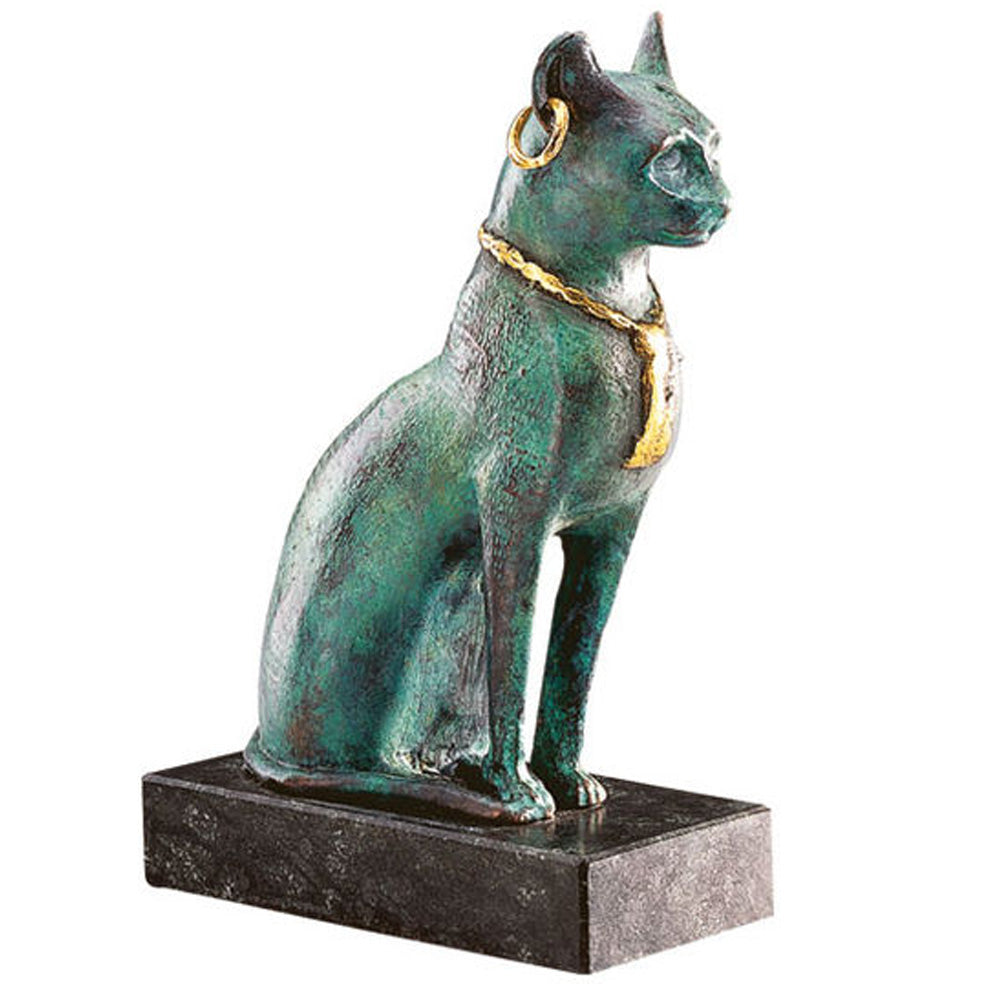 Bronzene Katzenstatue mit goldenem Ohrring und Halskette, sitzend auf einem rechteckigen schwarzen Sockel.