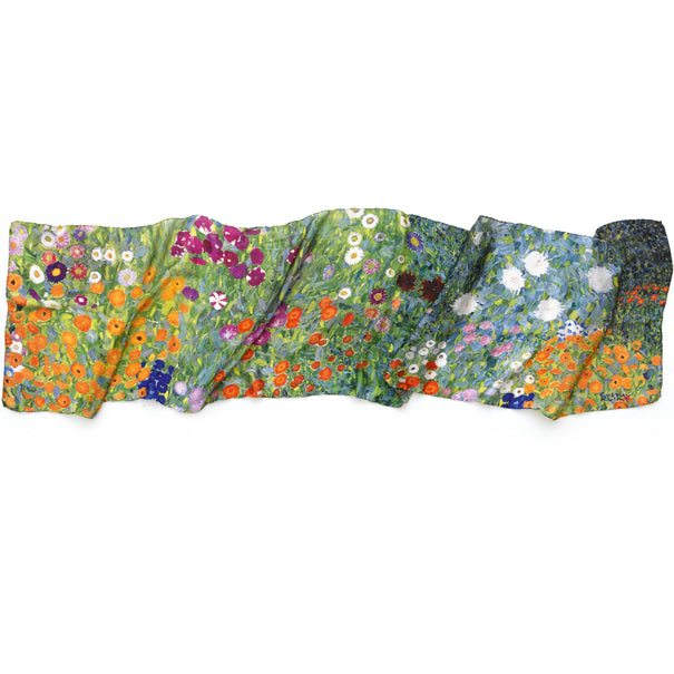 Ein farbenfroher, gewellter Schal mit einem lebendigen Blumenmuster, inspiriert von Gustav Klimts Gemälde „Blumengarten“.