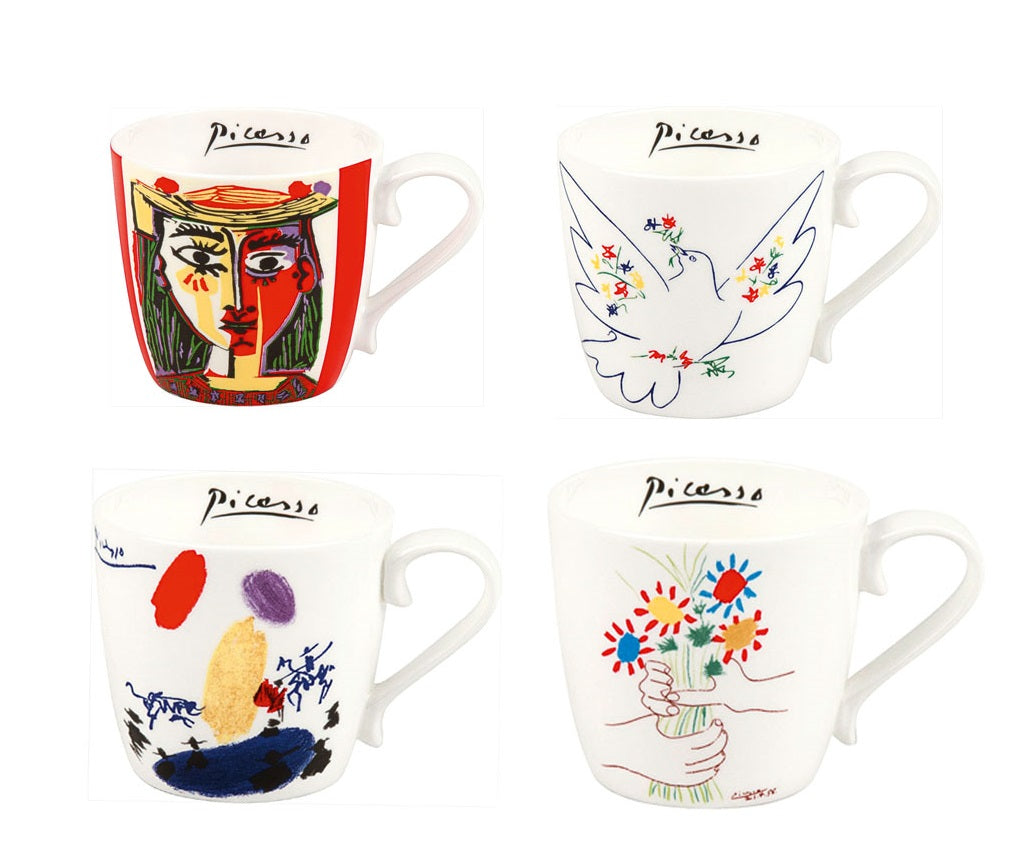 Vier Tassen, jede mit unterschiedlichen, von Picasso inspirierten, farbenfrohen Designs und der Aufschrift „Picasso“ am Rand.