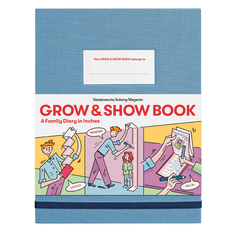 Blaues Grow & Show-Buchtagebuch mit farbenfrohen Cartoon-Illustrationen einer Familie, die die Größe eines Kindes misst.