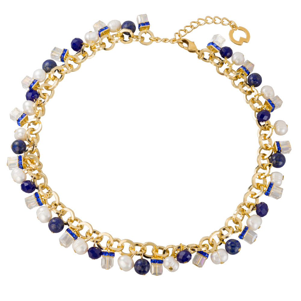 Goldene Halskette mit weißen Perlen, blauen Perlen und klaren Kristallperlen.