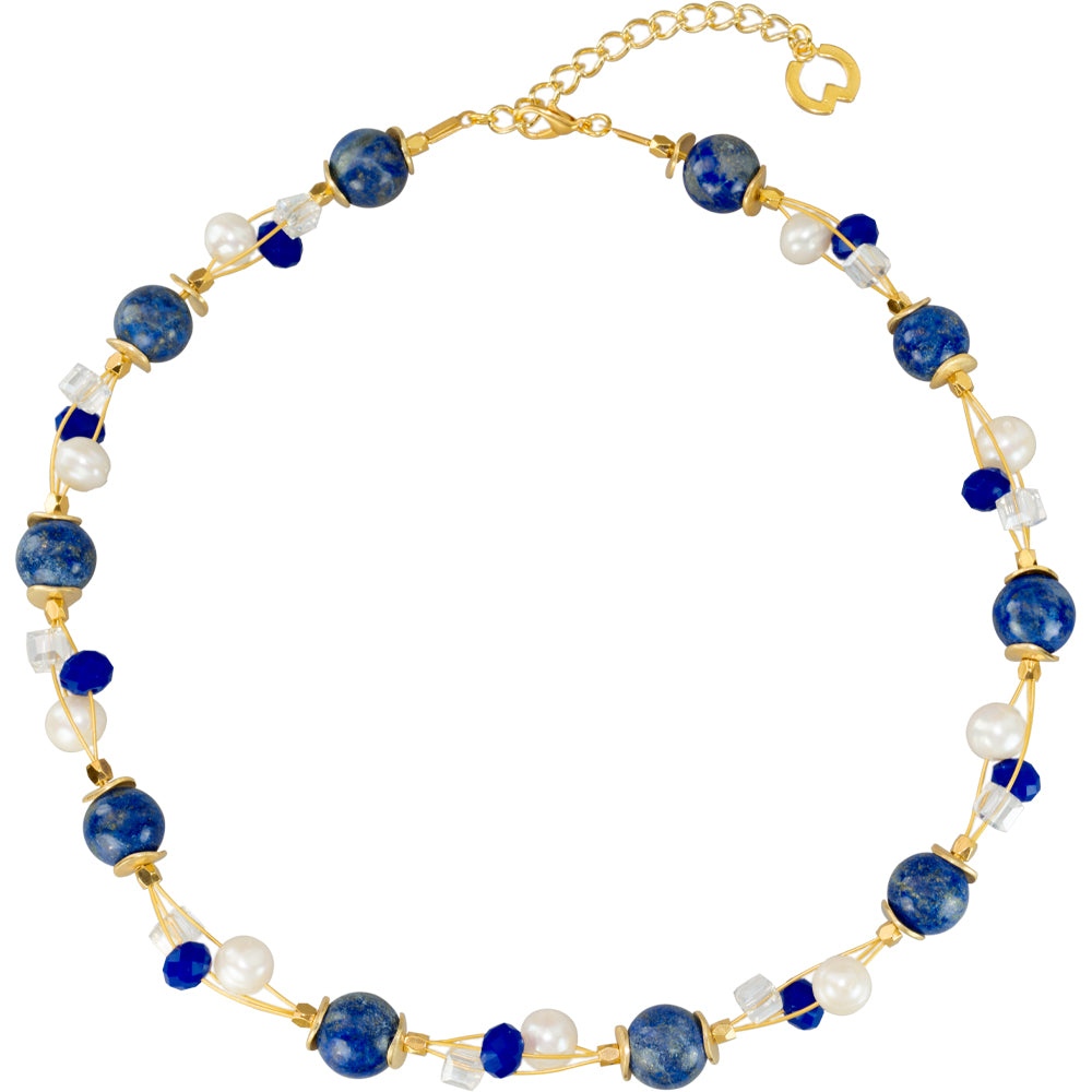 Goldene Halskette mit blauen, weißen und klaren Perlen, darunter Perlen und lapislazuliähnliche Steine.