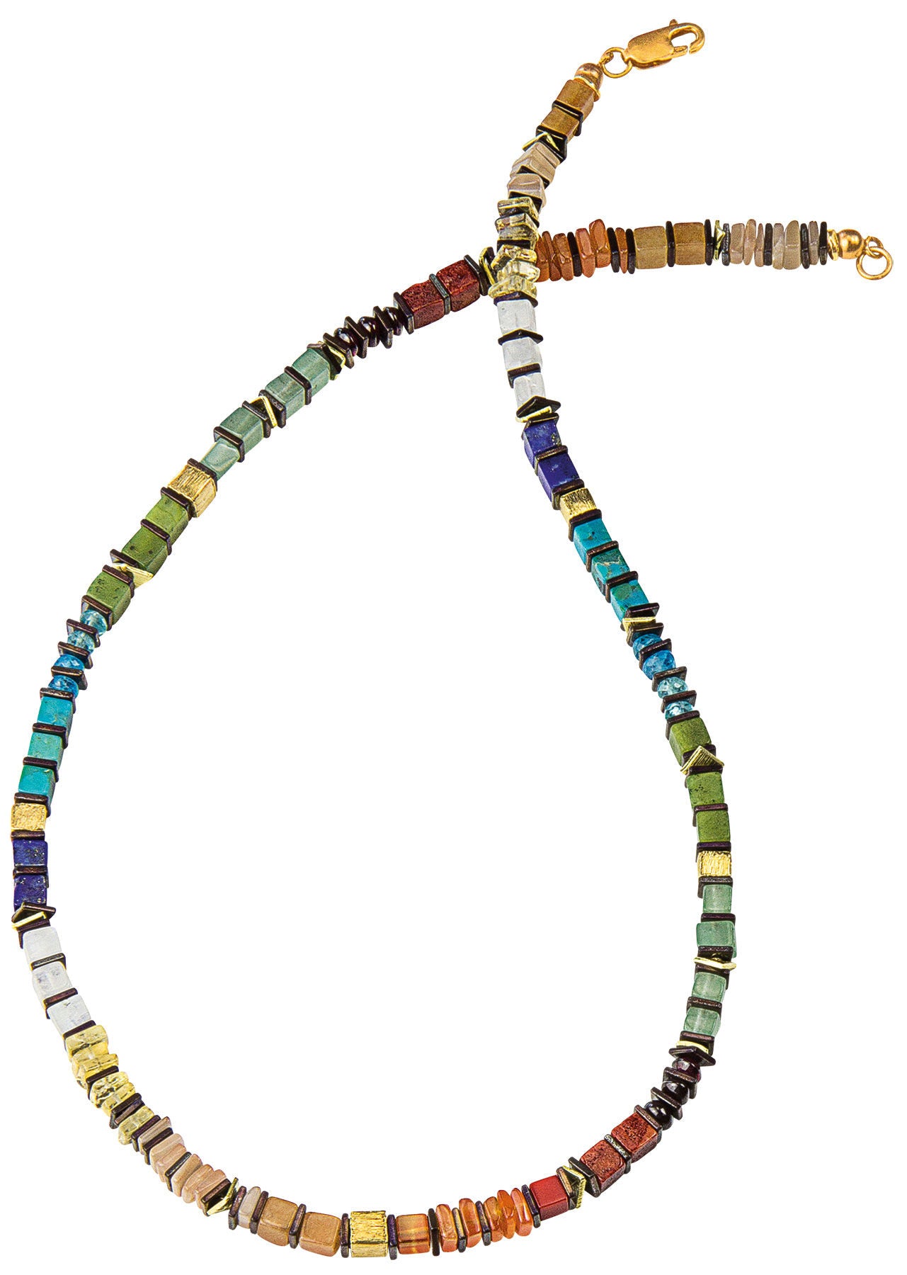 Bunte Perlenkette mit quadratischen und scheibenförmigen Perlen in verschiedenen Farben und einem goldenen Verschluss.