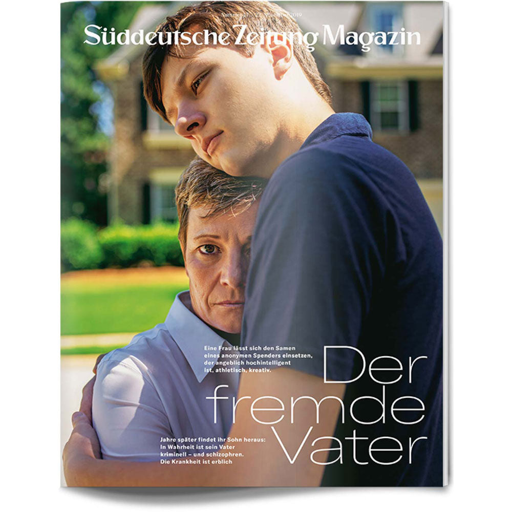 Eine Frau umarmt draußen einen jungen Mann, beide sehen ernst aus; der Titeltext des Süddeutsche Zeitung Magazins ist zu sehen.