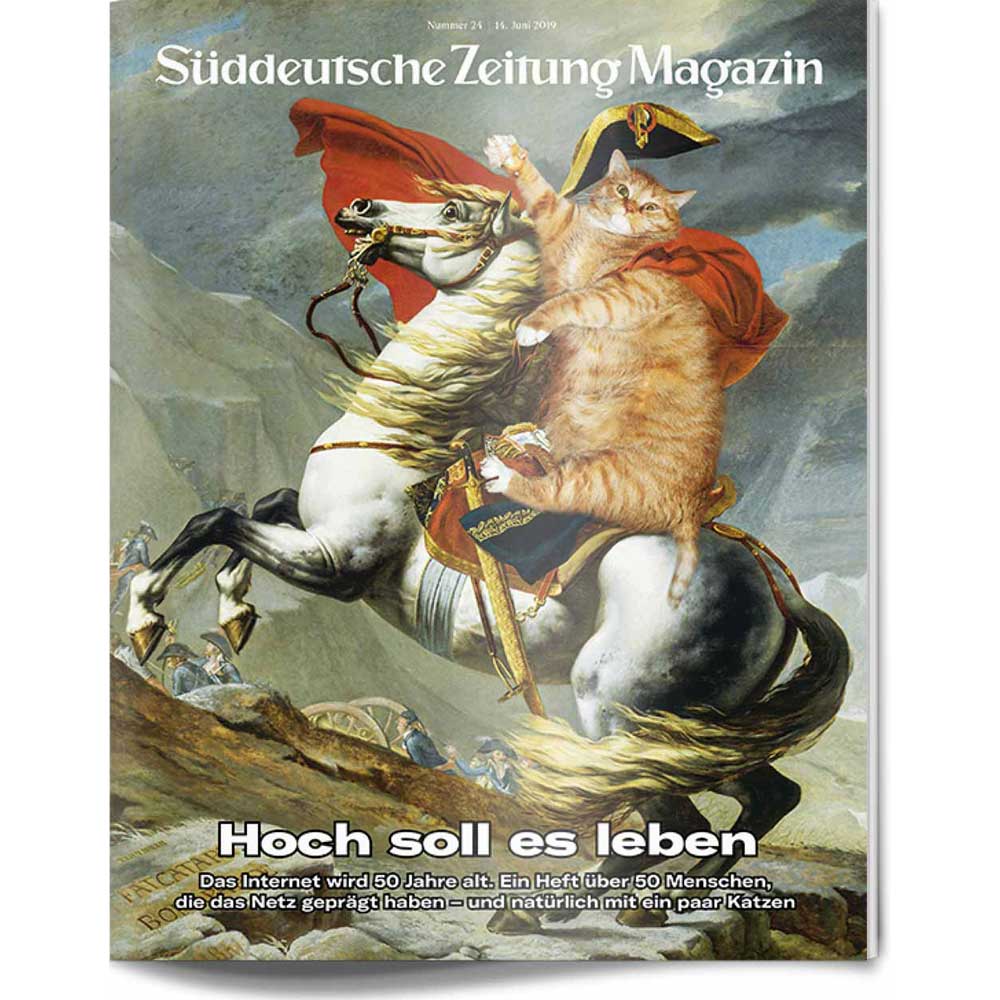 Eine riesige Katze in einem Umhang reitet auf einem weißen Pferd auf einem dramatischen, klassisch anmutenden Magazin-Cover.