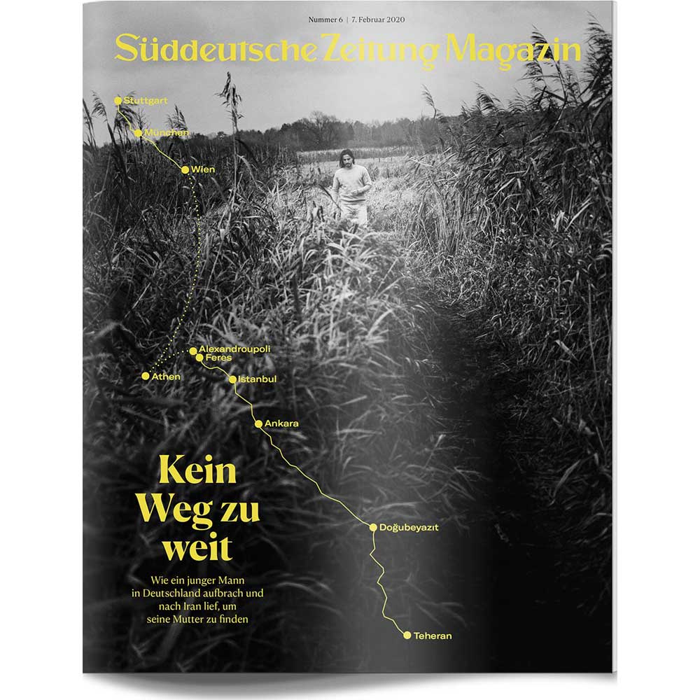 Eine Frau steht im hohen Gras; eine gelbe Reiseroutenkarte überlagert das schwarz-weiße Magazincover.