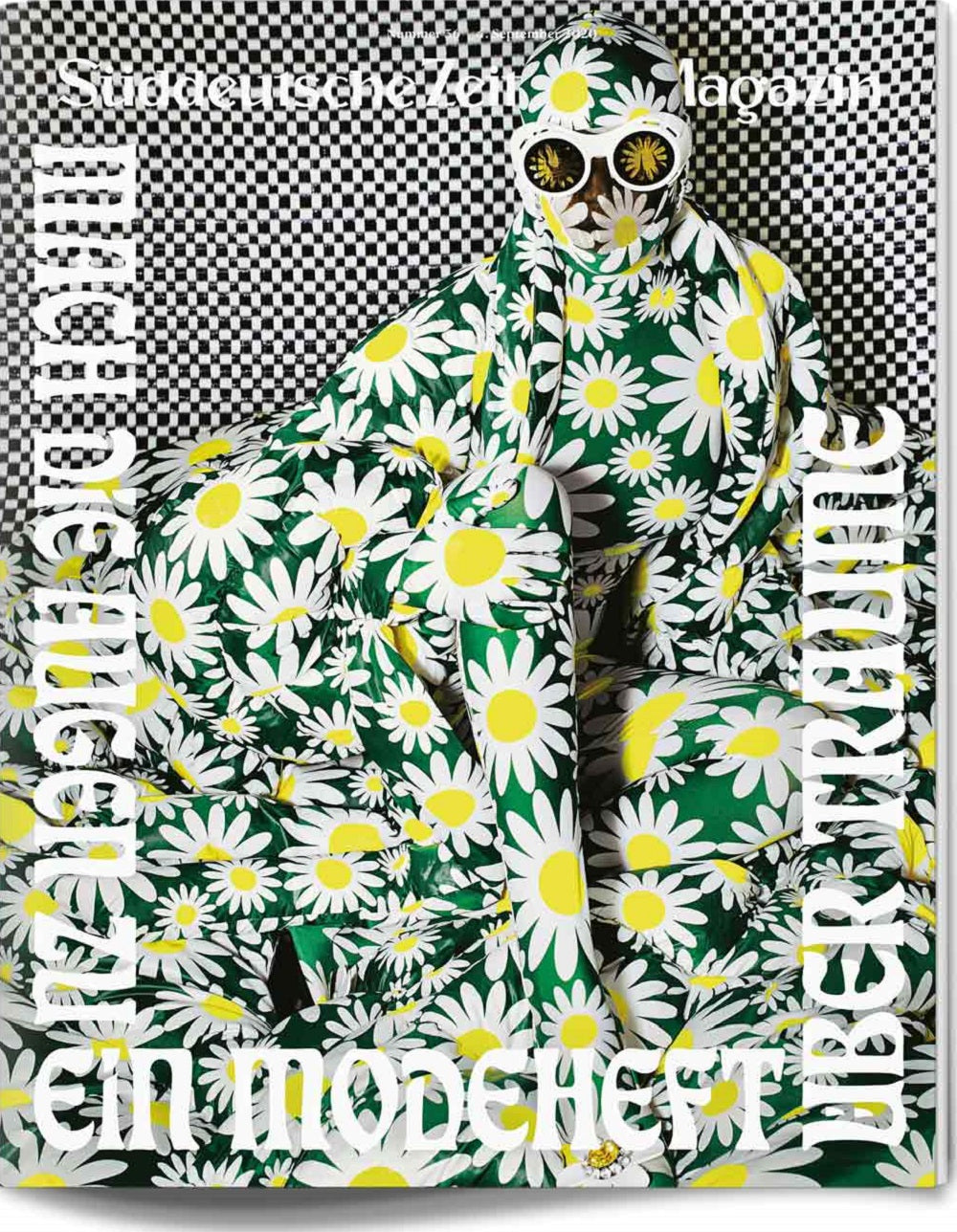 Person in Gänseblümchen-Muster-Outfit mit passendem Hintergrund, fetter weißer Text überlagert das Bild.