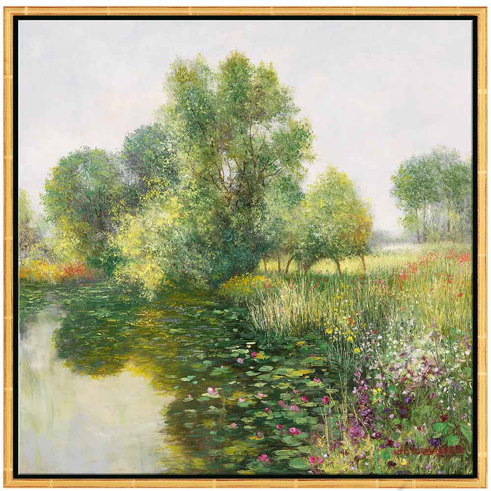 Gemälde eines üppigen Flussufers mit grünen Bäumen, Seerosen und bunten Wildblumen unter einem strahlenden Himmel.