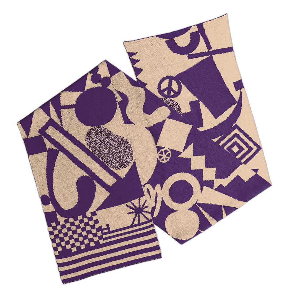 Zwei beige und violette Handtücher mit kräftigen, abstrakten geometrischen Mustern überlappen sich auf einem weißen Hintergrund.