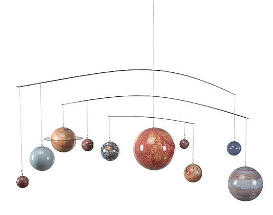 Hängendes Modell der Planeten des Sonnensystems, an Drähten aufgehängt in einer mobilen Ausstellung.