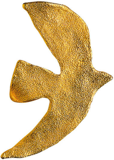 Goldfarbene Brosche oder Ornament in Vogelform mit glatten Kanten, fotografiert auf weißem Hintergrund.