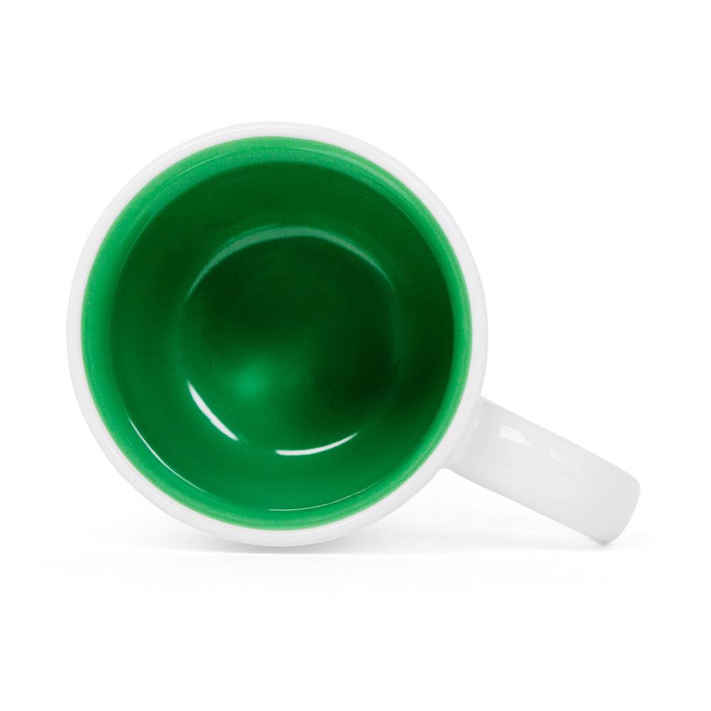 Weiße Tasse mit hellgrüner Innenseite, von oben auf weißem Hintergrund betrachtet.