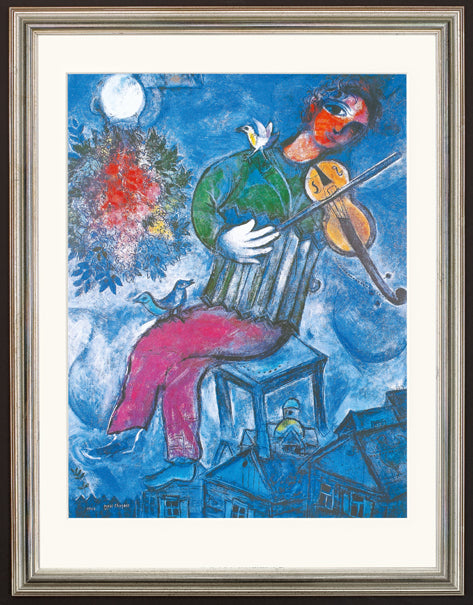 Abstraktes Gemälde eines Geigers in roten Hosen, der unter einem mondbeschienenen, blauen Himmel mit Blumen und Häusern Geige spielt.