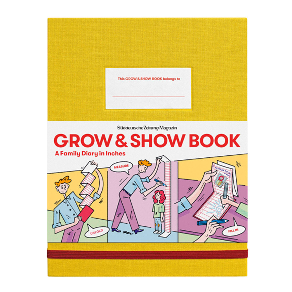 Ein gelbes Grow & Show-Buch mit Cartoon-Illustrationen einer Familie, die an einer Wand die Größe ihrer Kinder misst.