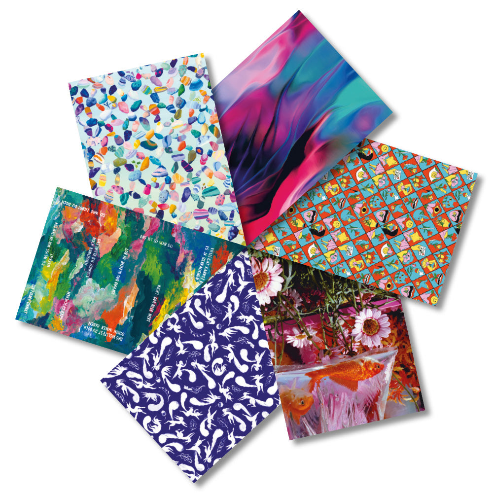 Sechs farbenfrohe Grußkarten mit verschiedenen abstrakten, floralen und gemusterten Designs, fächerförmig angeordnet.