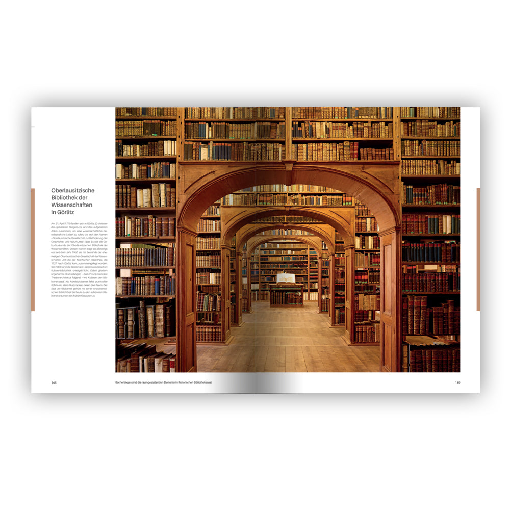 Verzierte Holzbögen in einer großen Bibliothek, gesäumt von Regalen voller alter Bücher und Manuskripte.