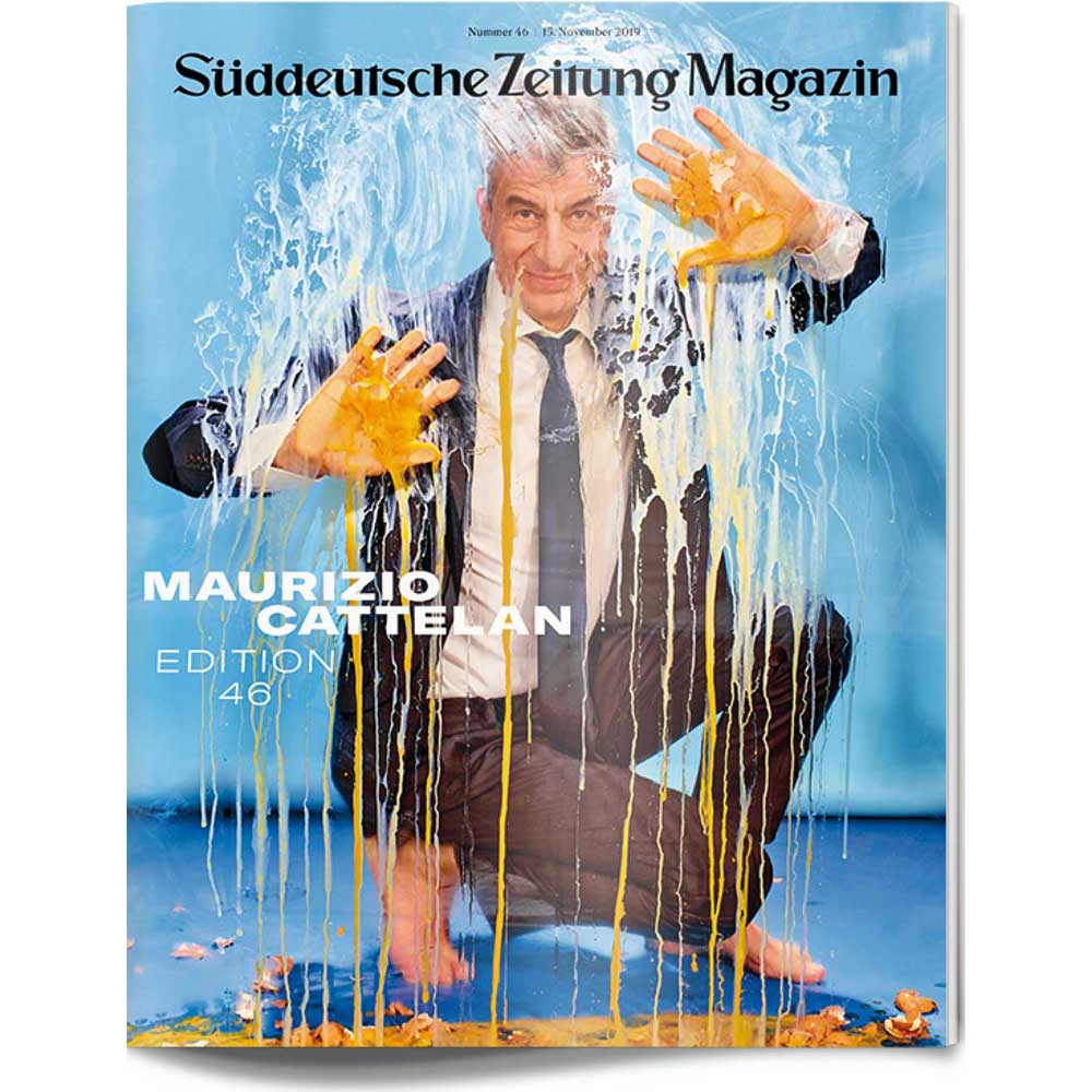 Ein Mann im Anzug kniet barfuß hinter einer Glasscheibe, die mit zerbrochenen Eiern bespritzt ist, auf einem Magazintitel.