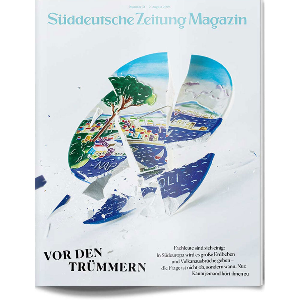 Ein zerbrochener Teller mit einer gemalten Landschaft auf der Titelseite des Süddeutsche Zeitung Magazins.