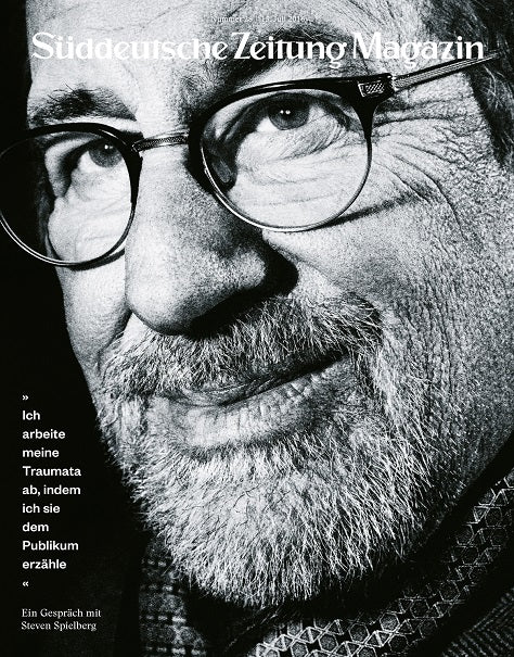 Schwarz-Weiß-Foto eines älteren Mannes mit Brille in Nahaufnahme auf einem Zeitschriftenumschlag mit deutschem Text.