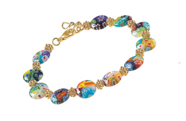 Buntes Perlenarmband mit goldenen Akzenten und einem Verschluss aus mehrfarbigen, ovalen Perlen.