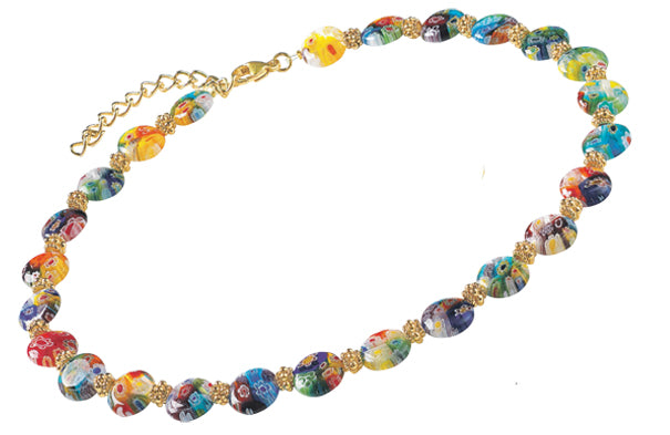 Bunte Perlenkette mit goldenen Akzenten und einem verstellbaren goldenen Verschluss, in einer lockeren ovalen Form angeordnet.