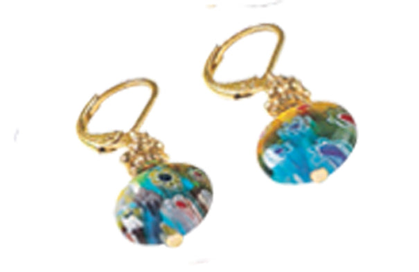 Goldene Ohrringe mit bunten, ovalen Perlen mit einem abstrakten blauen und mehrfarbigen Muster.