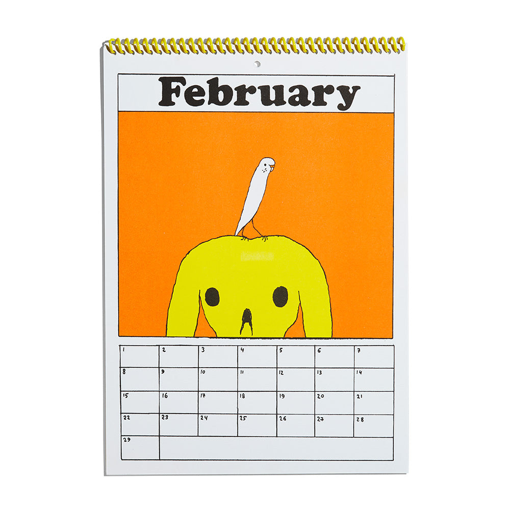 Ein Kalender, der den Februar mit orangefarbenem Hintergrund, einer gelben Figur und einem weißen Vogel auf dem Kopf zeigt.