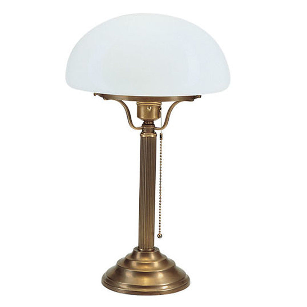 Tischlampe aus Messing mit weißem Glasschirm und Zugkettenschalter.