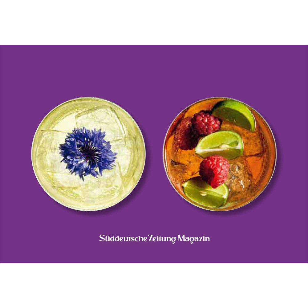 Zwei Cocktails mit Eis; einer hat eine blaue Blume, der andere Limettenscheiben und Himbeeren auf violettem Hintergrund.