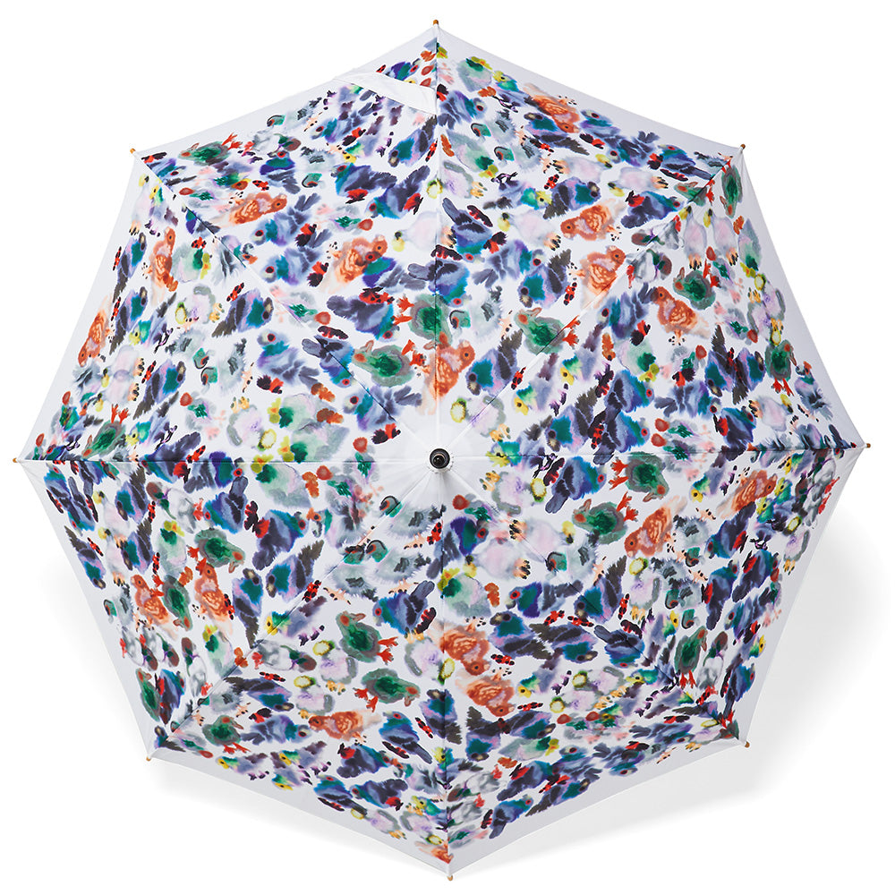 Draufsicht auf einen geöffneten Regenschirm mit einem farbenfrohen, abstrakten Blumenmuster auf weißem Hintergrund.