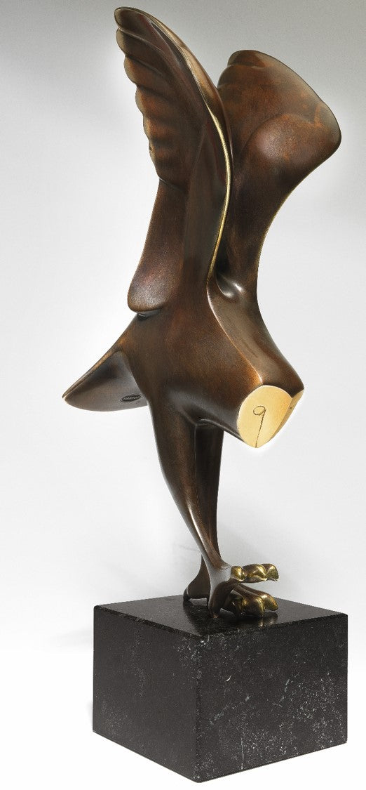Abstrakte Eulenskulptur aus Bronze mit ausgebreiteten Flügeln, auf einem Sockel aus schwarzem Marmor thronend.