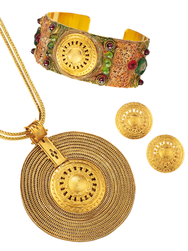 Goldene Halskette, runder Anhänger, passende Ohrringe und verziertes goldenes Armband mit bunten Edelsteinen.