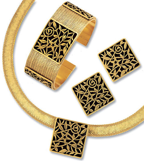 Goldenes Schmuckset mit schwarzen quadratischen Blumenmustern, bestehend aus einem Armband, Ohrringen und einer Halskette.
