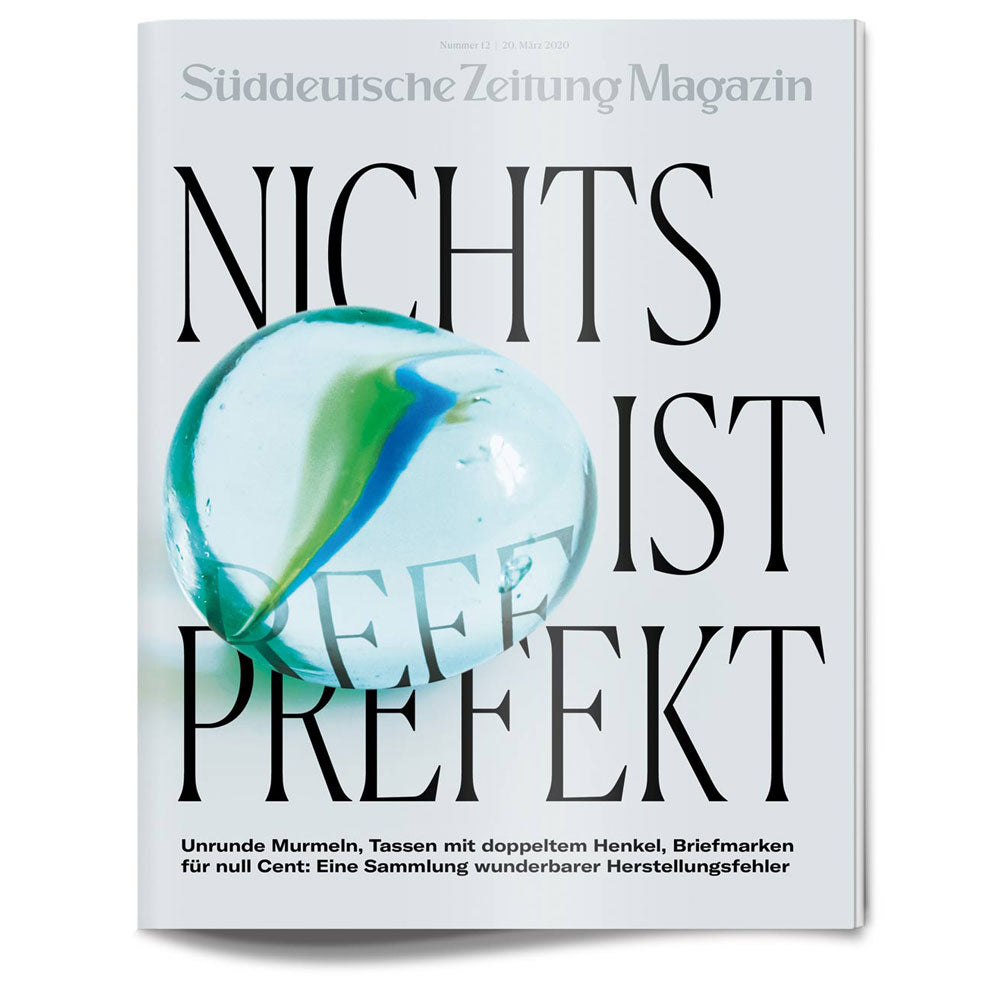 Titelblatt einer Zeitschrift mit einer Murmel, die von einem großen Text überlagert wird, auf dem in fetten schwarzen Buchstaben NICHTS IST PREFEKT steht.