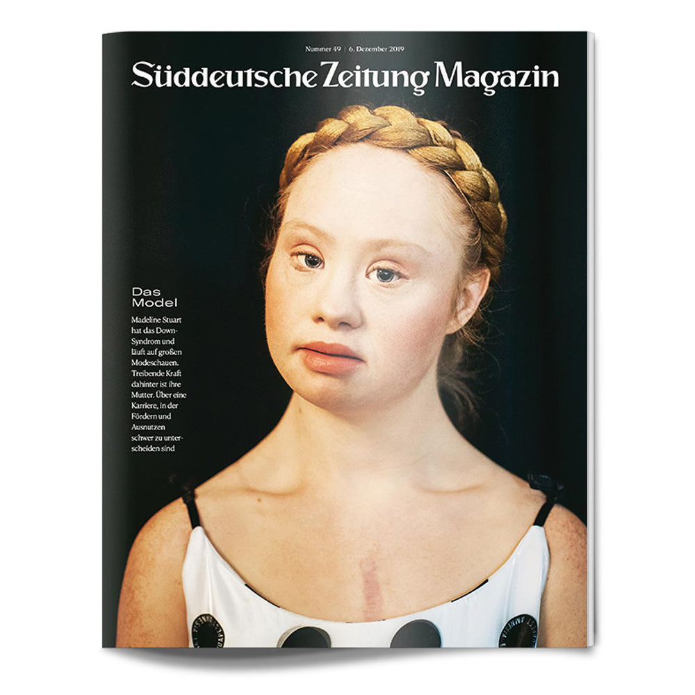 Eine junge Frau mit Down-Syndrom posiert auf dem Titelblatt des Süddeutsche Zeitung Magazins mit einer Flechtfrisur.