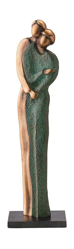 Abstrakte Skulptur aus Bronze und Grün mit zwei sich umarmenden Figuren auf einem schwarzen rechteckigen Sockel.