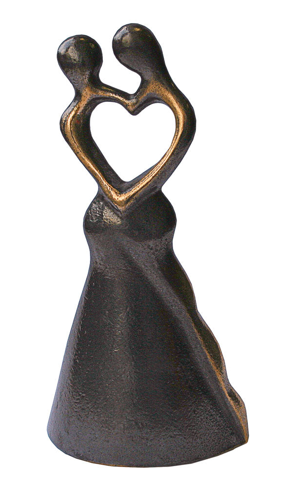 Bronzeskulptur zweier abstrakter Figuren, die mit ihren Armen eine Herzform bilden und eng beieinander stehen.