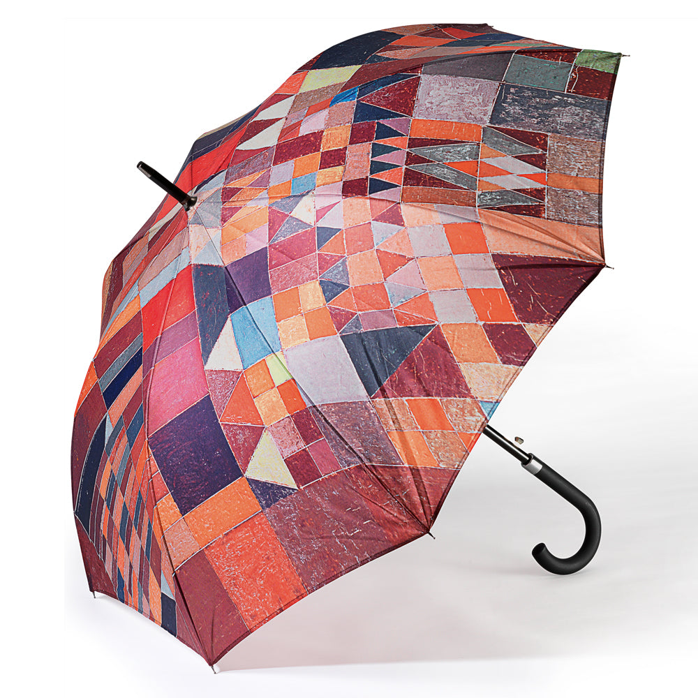 Bunter Regenschirm mit geometrischem Patchworkmuster in Rot-, Orange-, Lila- und Blautönen.