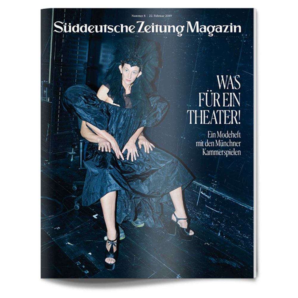Auf der Titelseite des Süddeutsche Zeitung Magazins posiert eine Frau in einem dramatischen schwarzen Kleid mit einem sitzenden Mann.
