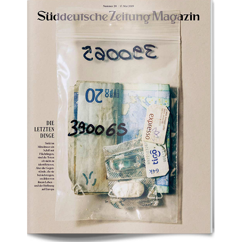Eine Plastiktüte mit Bargeld, Medikamenten und Zuckerpäckchen auf dem Cover des Süddeutsche Zeitung Magazins.