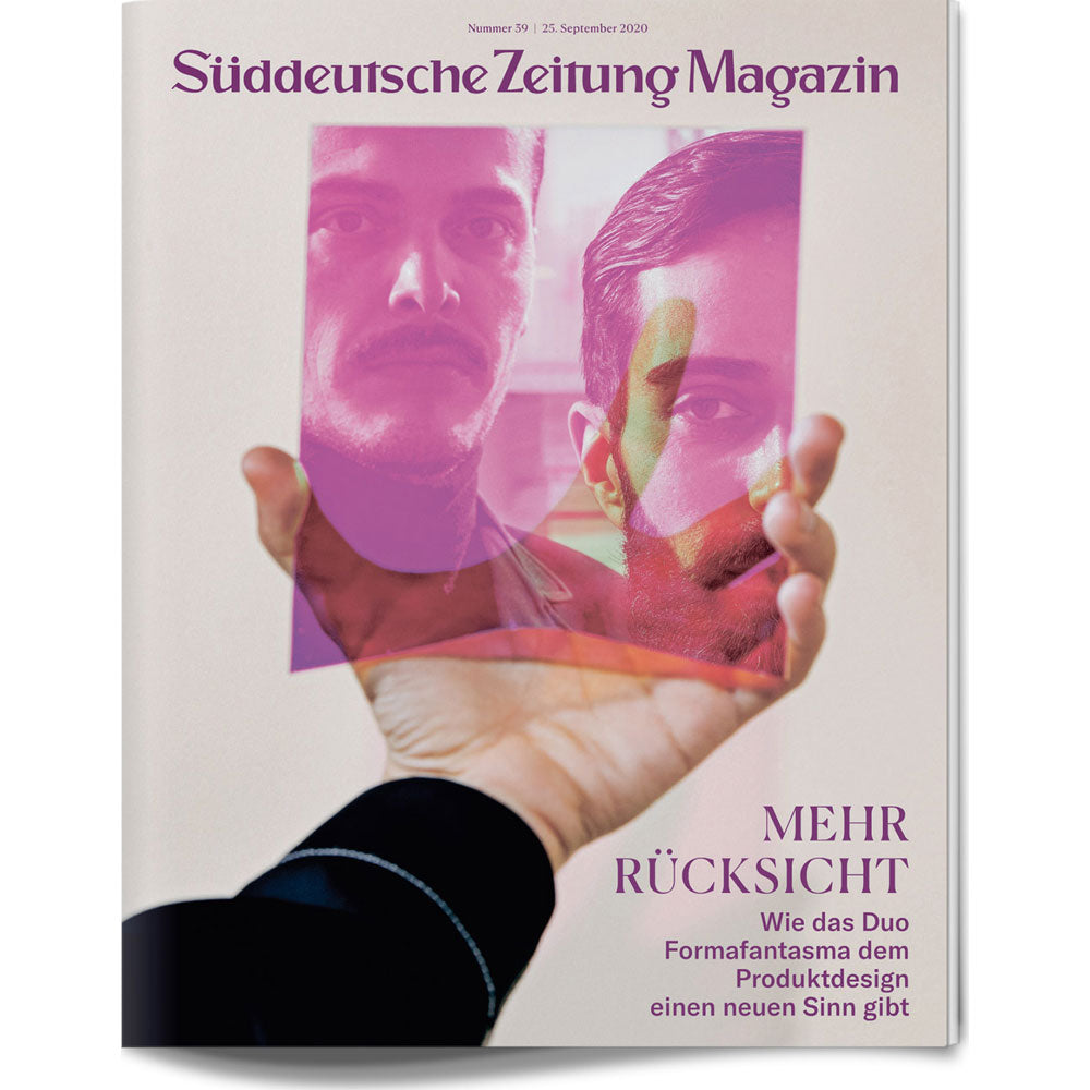 Eine Hand hält eine violett gefärbte transparente Folie vor zwei Männergesichter auf einem Zeitschriftencover.