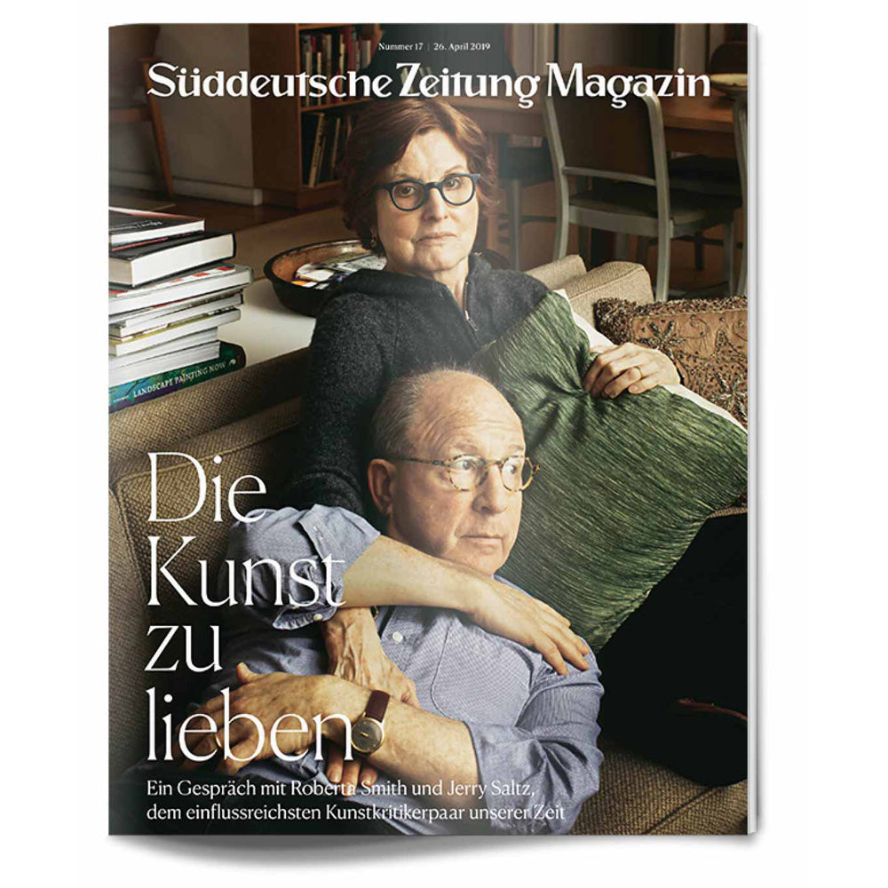 Ein Mann und eine Frau sitzen auf einer Couch, die auf dem Titelbild des Süddeutsche Zeitung Magazins abgebildet ist.