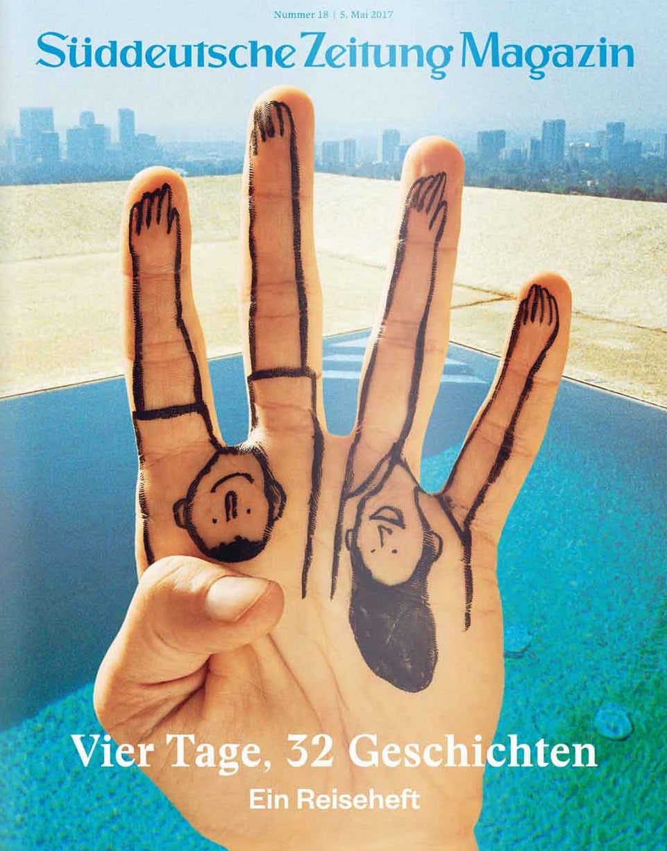 Eine Hand mit auf die Finger gezeichneten Gesichtern wird von einem Schwimmbecken hochgehalten, mit einer Stadtsilhouette im Hintergrund.