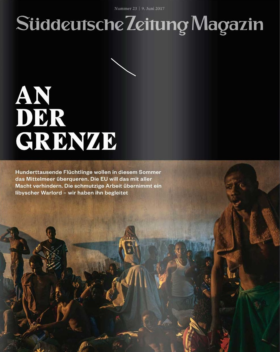 Titelseite des Süddeutsche Zeitung Magazins mit Flüchtlingen, die in einem schwach beleuchteten Raum zusammengekauert sind.