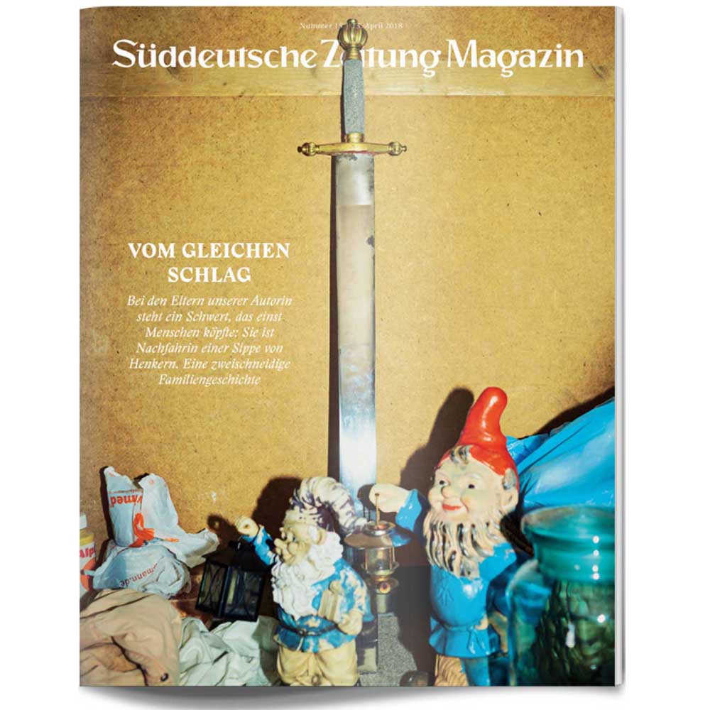 Titelseite des Süddeutsche Zeitung Magazins mit einem Schwert, Gartenzwergen und Haushaltsgegenständen auf einem Tisch.