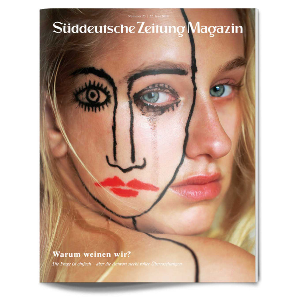 Ein Frauengesicht mit einem schwarzen, abstrakten Gesicht, das auf dem Cover des Süddeutsche Zeitung Magazins abgebildet ist.