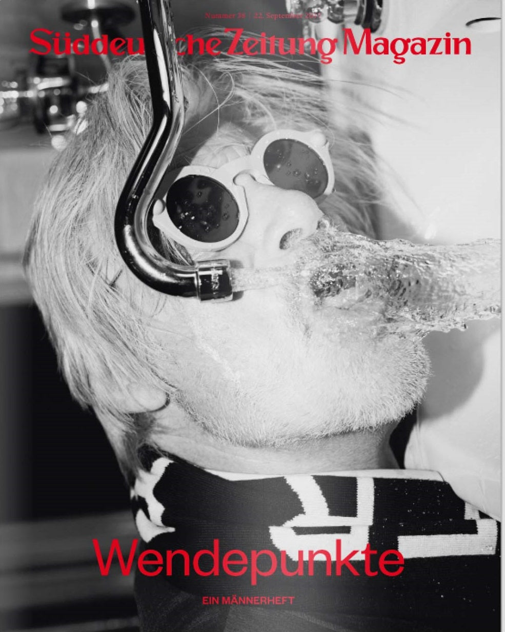 Ein Mann mit Sonnenbrille trinkt Wasser aus einem Wasserhahn; Umschlag des Süddeutsche Zeitung Magazin mit Wendepunkten in roter Schrift.